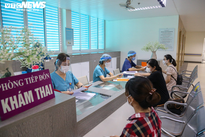 Ảnh: Phụ nữ mang thai trên 13 tuần ở Hà Nội tiêm vaccine COVID-19 - 8