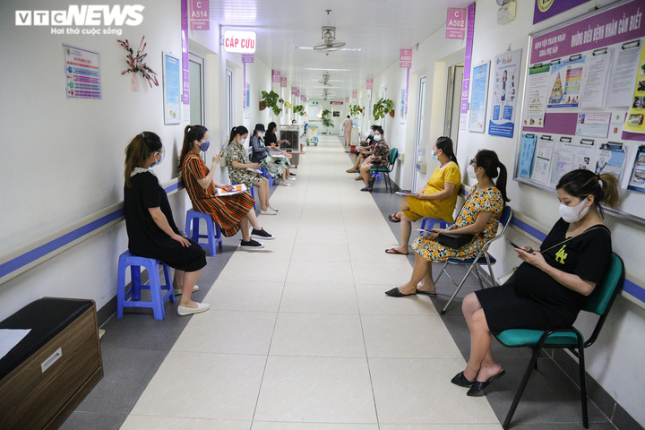 Ảnh: Phụ nữ mang thai trên 13 tuần ở Hà Nội tiêm vaccine COVID-19 - 7