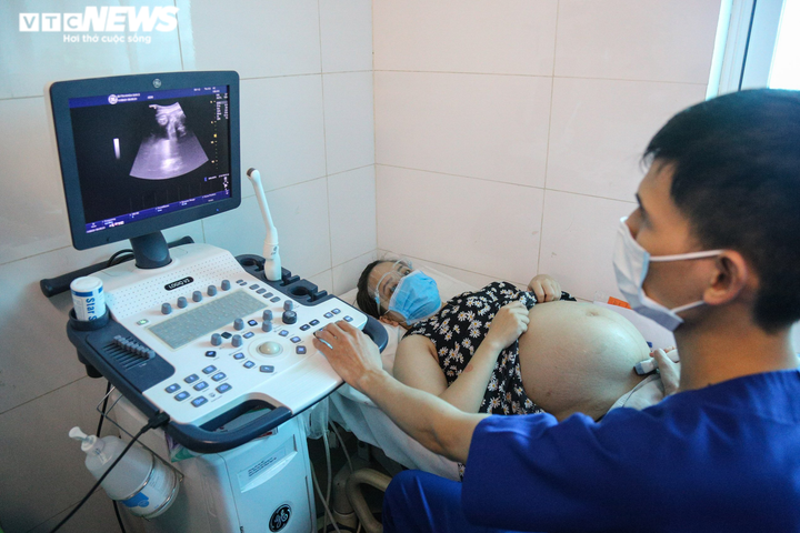 Ảnh: Phụ nữ mang thai trên 13 tuần ở Hà Nội tiêm vaccine COVID-19 - 9