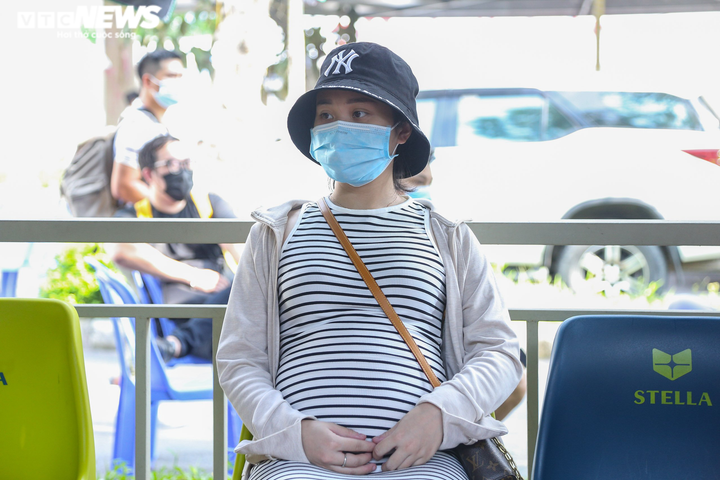 Ảnh: Phụ nữ mang thai trên 13 tuần ở Hà Nội tiêm vaccine COVID-19 - 5