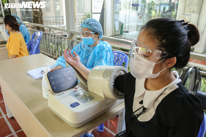 Ảnh: Phụ nữ mang thai trên 13 tuần ở Hà Nội tiêm vaccine COVID-19 - 4