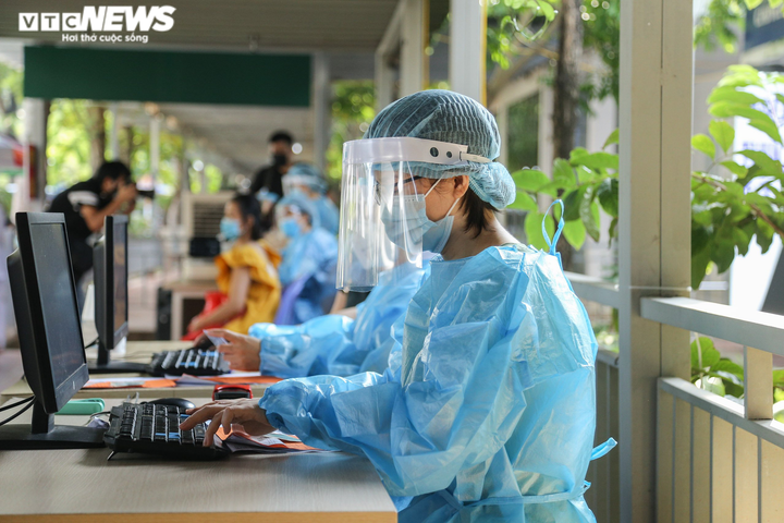 Ảnh: Phụ nữ mang thai trên 13 tuần ở Hà Nội tiêm vaccine COVID-19 - 3