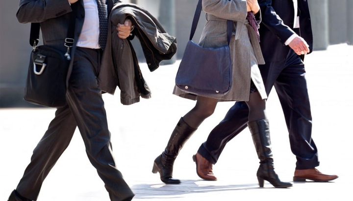 Chúng ta có thể lây nhiễm virus SARS-CoV-2 qua giày dép không? - 1