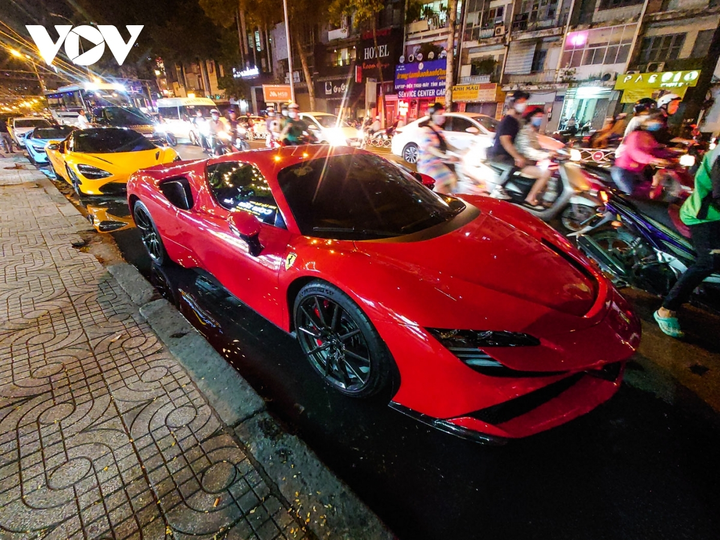 Những mẫu xe giá hàng chục tỷ đồng tại Việt Nam - 10