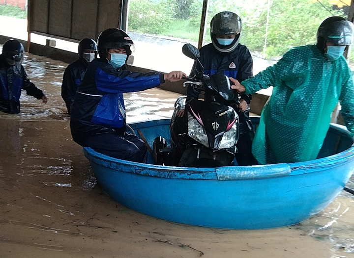 Ảnh: Mưa lớn chia cắt nhiều nơi ở miền Trung - Tây Nguyên, dân di dời khẩn cấp - 8