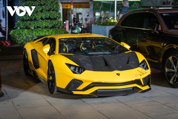 Những mẫu xe giá hàng chục tỷ đồng tại Việt Nam - 1