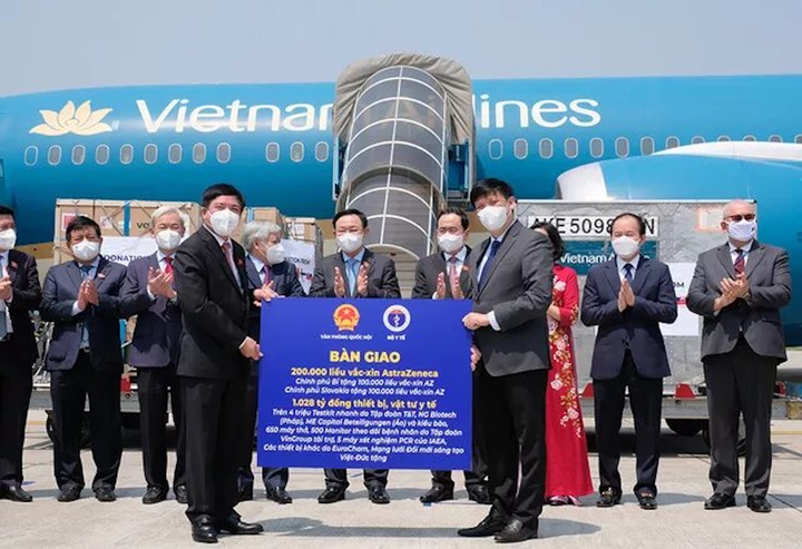 Bộ trưởng Y tế tiếp nhận 200.000 liều vaccine COVID-19 do Bỉ, Slovakia viện trợ - 1