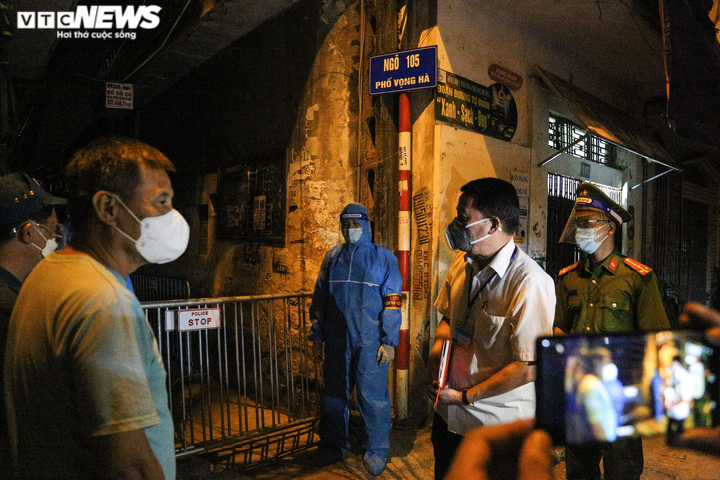 Ảnh: Người dân Hà Nội vui mừng khi được gỡ bỏ phong toả sau 40 ngày giãn cách - 1