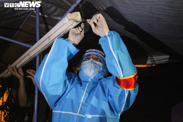 Ảnh: Người dân Hà Nội vui mừng khi được gỡ bỏ phong toả sau 40 ngày giãn cách - 4