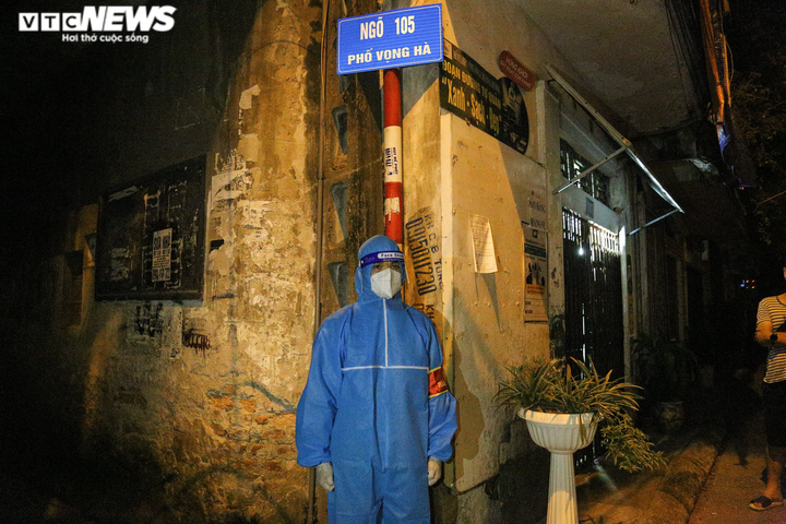 Ảnh: Người dân Hà Nội vui mừng khi được gỡ bỏ phong toả sau 40 ngày giãn cách - 5