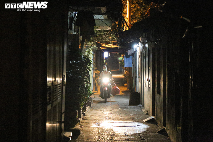 Ảnh: Người dân Hà Nội vui mừng khi được gỡ bỏ phong toả sau 40 ngày giãn cách - 6