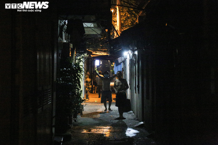 Ảnh: Người dân Hà Nội vui mừng khi được gỡ bỏ phong toả sau 40 ngày giãn cách - 7