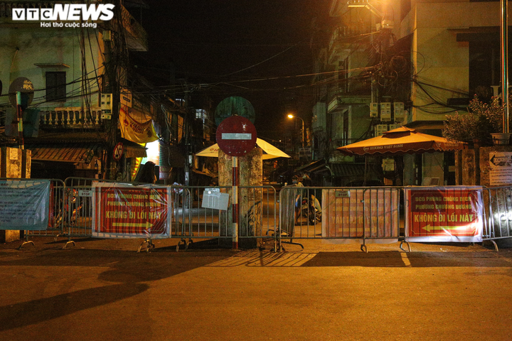 Ảnh: Người dân Hà Nội vui mừng khi được gỡ bỏ phong toả sau 40 ngày giãn cách - 8