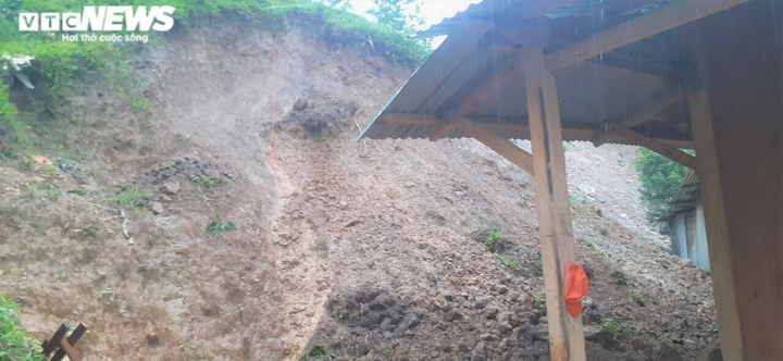 Ảnh: Mưa lớn chia cắt nhiều nơi ở miền Trung - Tây Nguyên, dân di dời khẩn cấp - 6