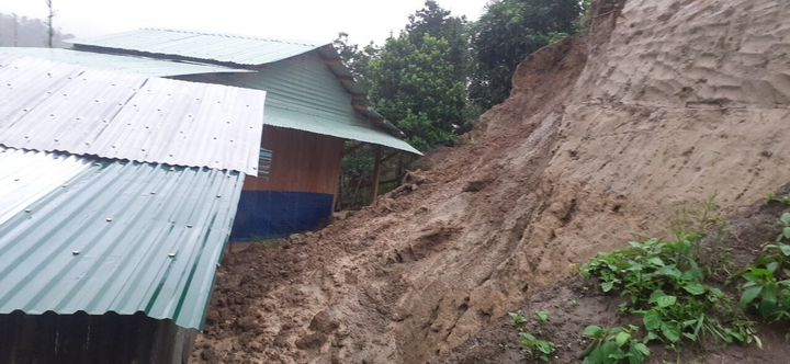 Ảnh: Mưa lớn chia cắt nhiều nơi ở miền Trung - Tây Nguyên, dân di dời khẩn cấp - 5