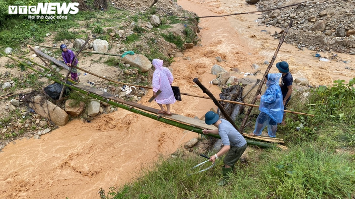 Ảnh: Mưa lớn chia cắt nhiều nơi ở miền Trung - Tây Nguyên, dân di dời khẩn cấp - 2