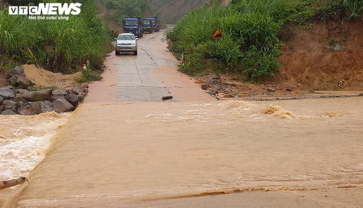 Ảnh: Mưa lớn chia cắt nhiều nơi ở miền Trung - Tây Nguyên, dân di dời khẩn cấp - 3