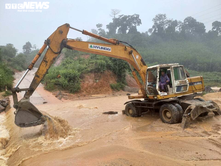 Ảnh: Mưa lớn chia cắt nhiều nơi ở miền Trung - Tây Nguyên, dân di dời khẩn cấp - 4