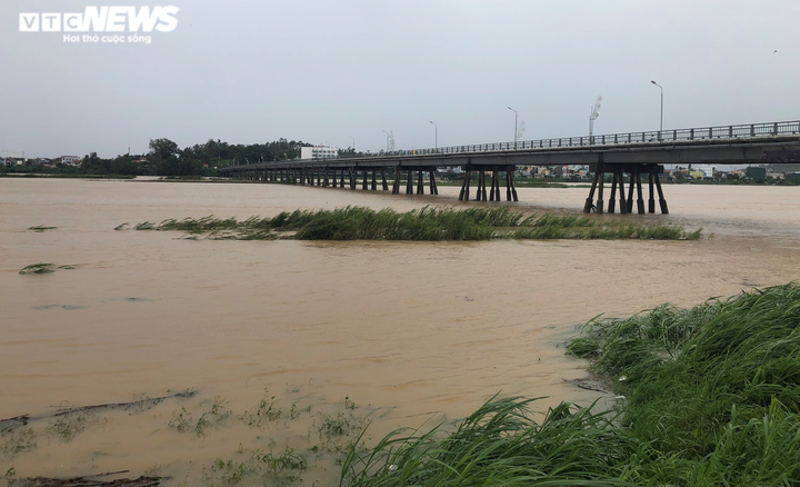 Ảnh: Mưa lớn chia cắt nhiều nơi ở miền Trung - Tây Nguyên, dân di dời khẩn cấp - 7