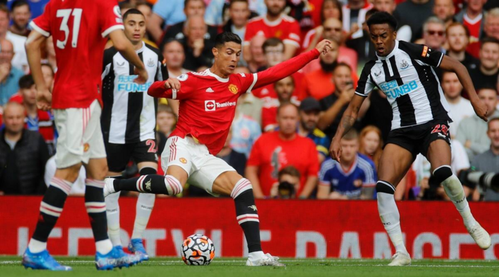 HLV Solskjaer: 'Ronaldo nâng tầm Man Utd' - 2