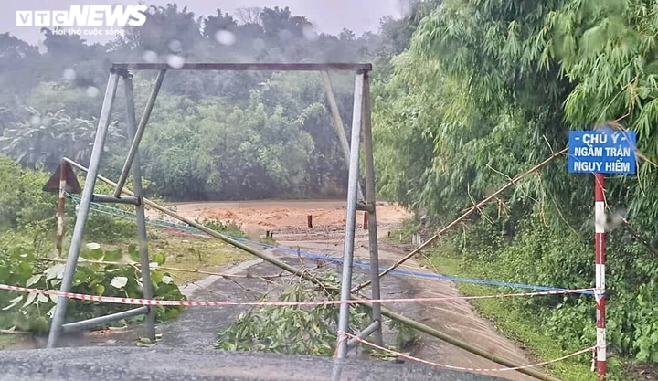 Ảnh: Mưa lớn chia cắt nhiều nơi ở miền Trung - Tây Nguyên, dân di dời khẩn cấp - 11