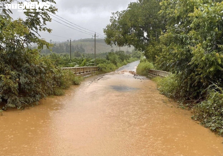 Ảnh: Mưa lớn chia cắt nhiều nơi ở miền Trung - Tây Nguyên, dân di dời khẩn cấp - 12