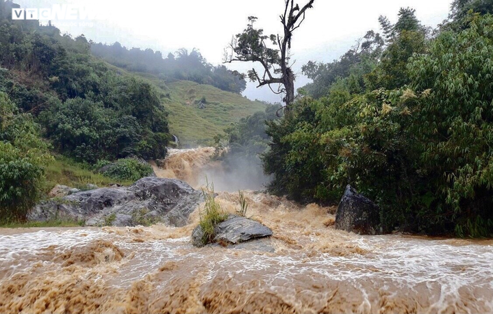 Ảnh: Mưa lớn chia cắt nhiều nơi ở miền Trung - Tây Nguyên, dân di dời khẩn cấp - 9