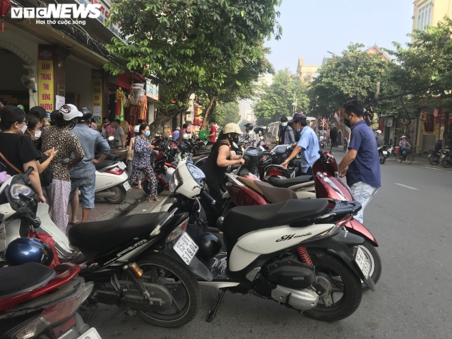 Ảnh: Người dân Hải Phòng rồng rắn xếp hàng mua bánh Trung thu truyền thống - 10