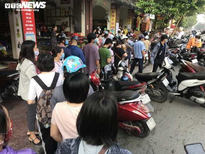 Ảnh: Người dân Hải Phòng rồng rắn xếp hàng mua bánh Trung thu truyền thống - 3