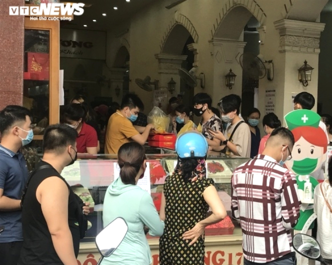 Ảnh: Người dân Hải Phòng rồng rắn xếp hàng mua bánh Trung thu truyền thống - 5