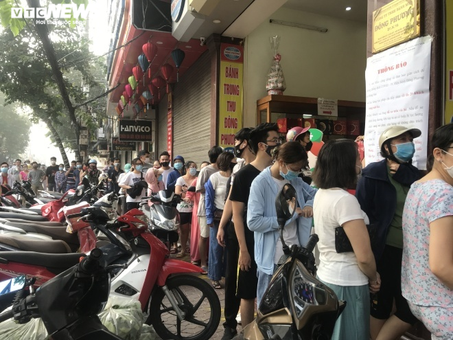 Ảnh: Người dân Hải Phòng rồng rắn xếp hàng mua bánh Trung thu truyền thống - 2