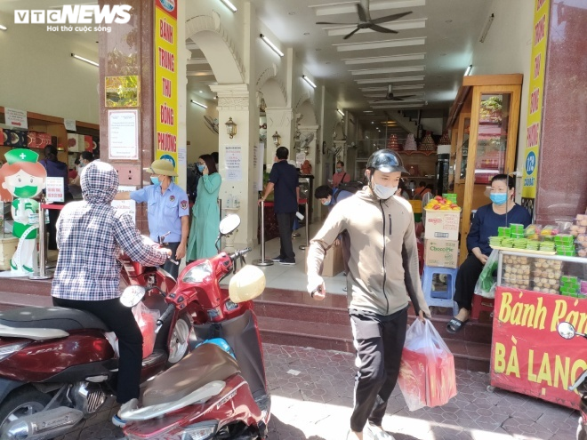 Ảnh: Người dân Hải Phòng rồng rắn xếp hàng mua bánh Trung thu truyền thống - 11