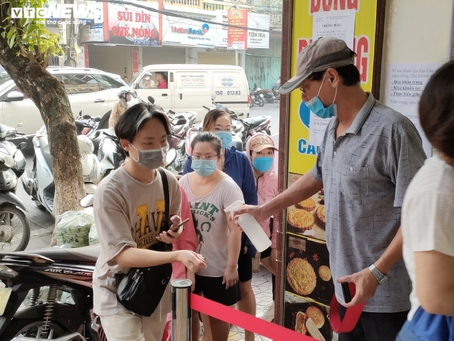 Ảnh: Người dân Hải Phòng rồng rắn xếp hàng mua bánh Trung thu truyền thống - 8