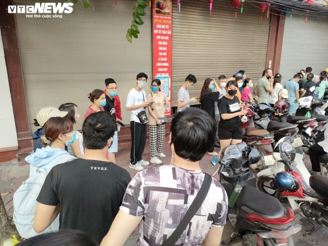 Ảnh: Người dân Hải Phòng rồng rắn xếp hàng mua bánh Trung thu truyền thống - 1