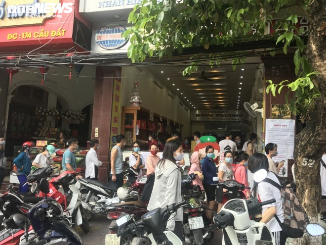 Ảnh: Người dân Hải Phòng rồng rắn xếp hàng mua bánh Trung thu truyền thống - 9