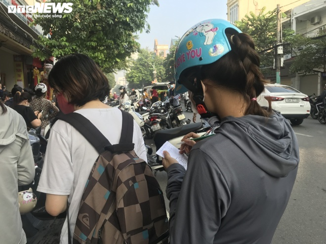 Ảnh: Người dân Hải Phòng rồng rắn xếp hàng mua bánh Trung thu truyền thống - 4