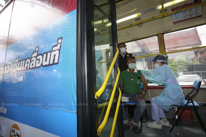 Thái Lan kết hợp vaccine Sinovac - Astrazeneca để rút ngắn thời gian tiêm 2 liều - 1