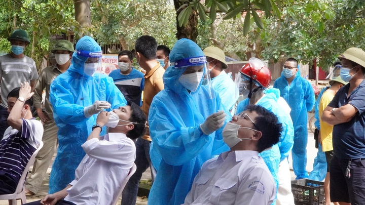 Quảng Bình: Chăm sóc các F0, 11 người thân mắc COVID-19 - 1