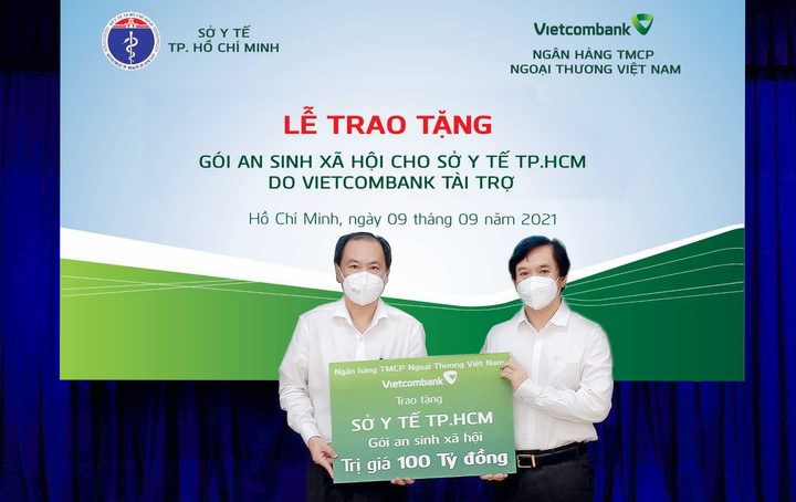 Vietcombank tặng gói an sinh xã hội 100 tỷ đồng cho Sở Y tế TP.HCM - 1