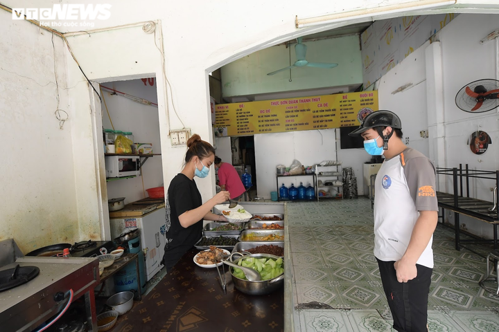 Hàng quán 'vùng xanh' Hà Nội háo hức chờ ngày được bán 'bình thường mới' - 6