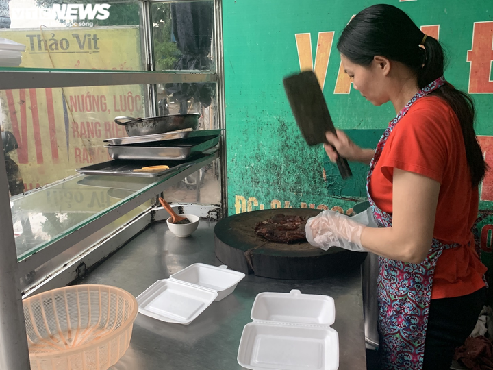 Hàng quán 'vùng xanh' Hà Nội háo hức chờ ngày được bán 'bình thường mới' - 3