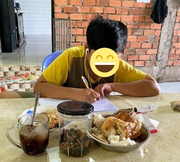 Sau 1 tuần học online, dân mạng gom về rổ ảnh 'dở khóc dở cười' giờ lên lớp - 8