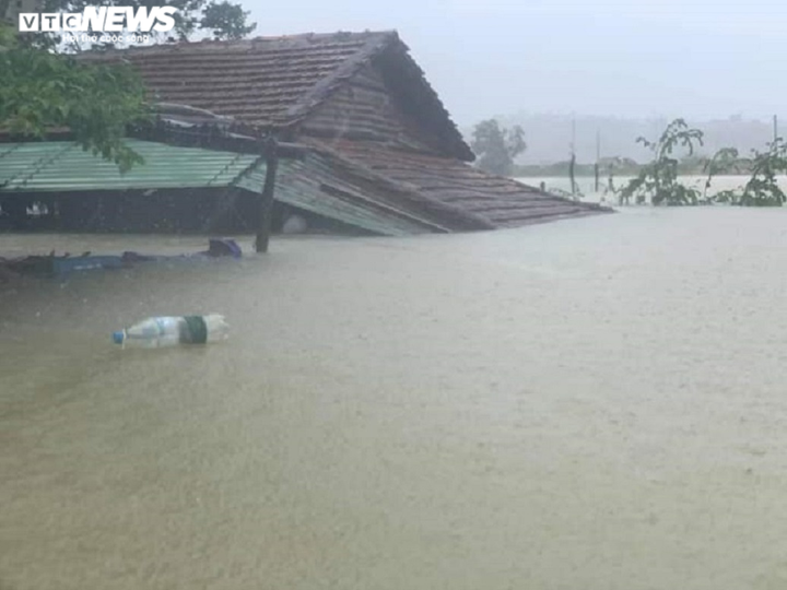 Nhiều tuyến đường miền núi sạt lở nặng, nhà dân chìm trong biển nước do bão số 5 - 2