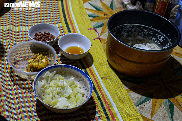 Ảnh: Xóm trọ nghèo bên bãi đất ven sông Hồng lao đao trong đại dịch COVID-19 - 6