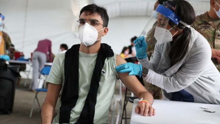 Khi nào COVID-19 'buông tha' con người? - 1