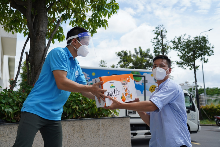 Vinamilk tiếp tục ủng hộ 5 tỷ đồng hỗ trợ tuyến đầu chống dịch COVID-19 - 2