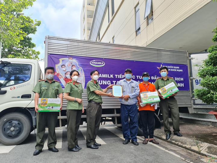Vinamilk tiếp tục ủng hộ 5 tỷ đồng hỗ trợ tuyến đầu chống dịch COVID-19 - 4