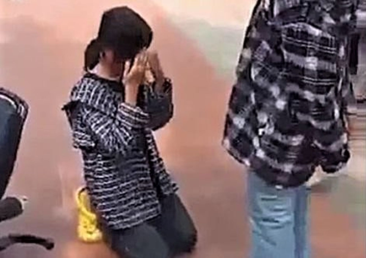 Nữ sinh Thanh Hóa bị tát vào mặt, bắt quỳ giữa sân trường - 1