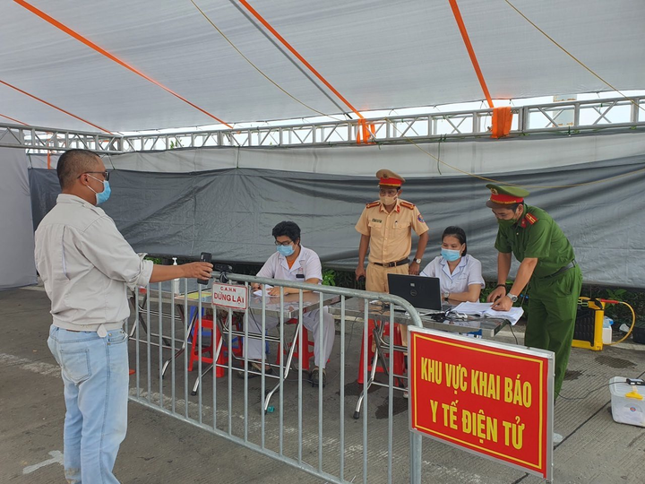 Hà Nội lắp camera quét mã QR code tại 67 chốt kiểm soát - 1