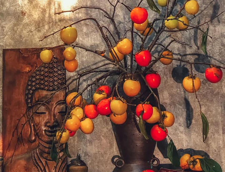 Rộ mốt mua cành hồng về cắm, vừa ngắm vừa chờ quả chín hái ăn dần - 1